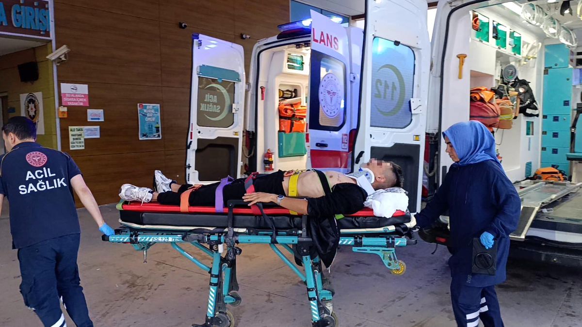İnegöl'de meydana gelen trafik kazasında bariyerlere çarpan otomobil.