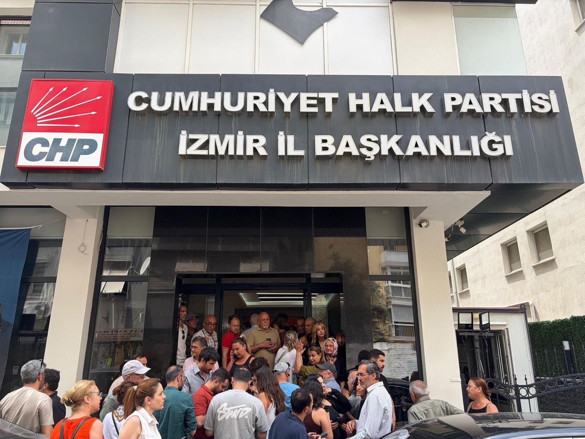 CHP İzmir İl Başkanlığı binası önü