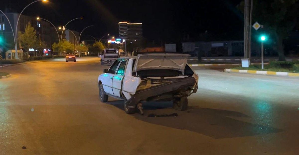 Çorum'da kırmızı ışıkta bekleyen otomobile arkadan çarpan sürücü kaçtı, 2 kişi yaralandı.
