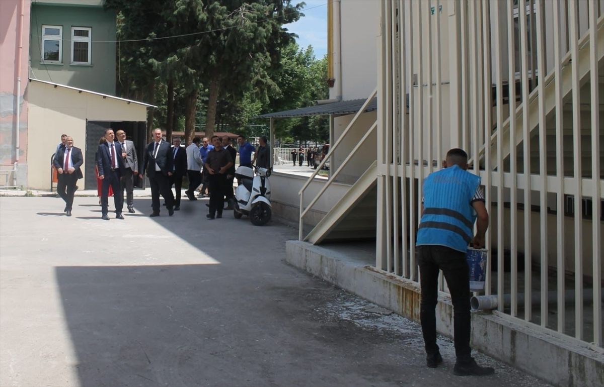 Çorum'da yükümlüler okul binalarının yenilenmesine katkı sunuyor