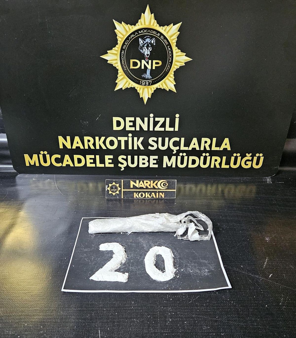 Denizli'de polis tarafından bir araçta yapılan aramada ele geçirilen kokain.