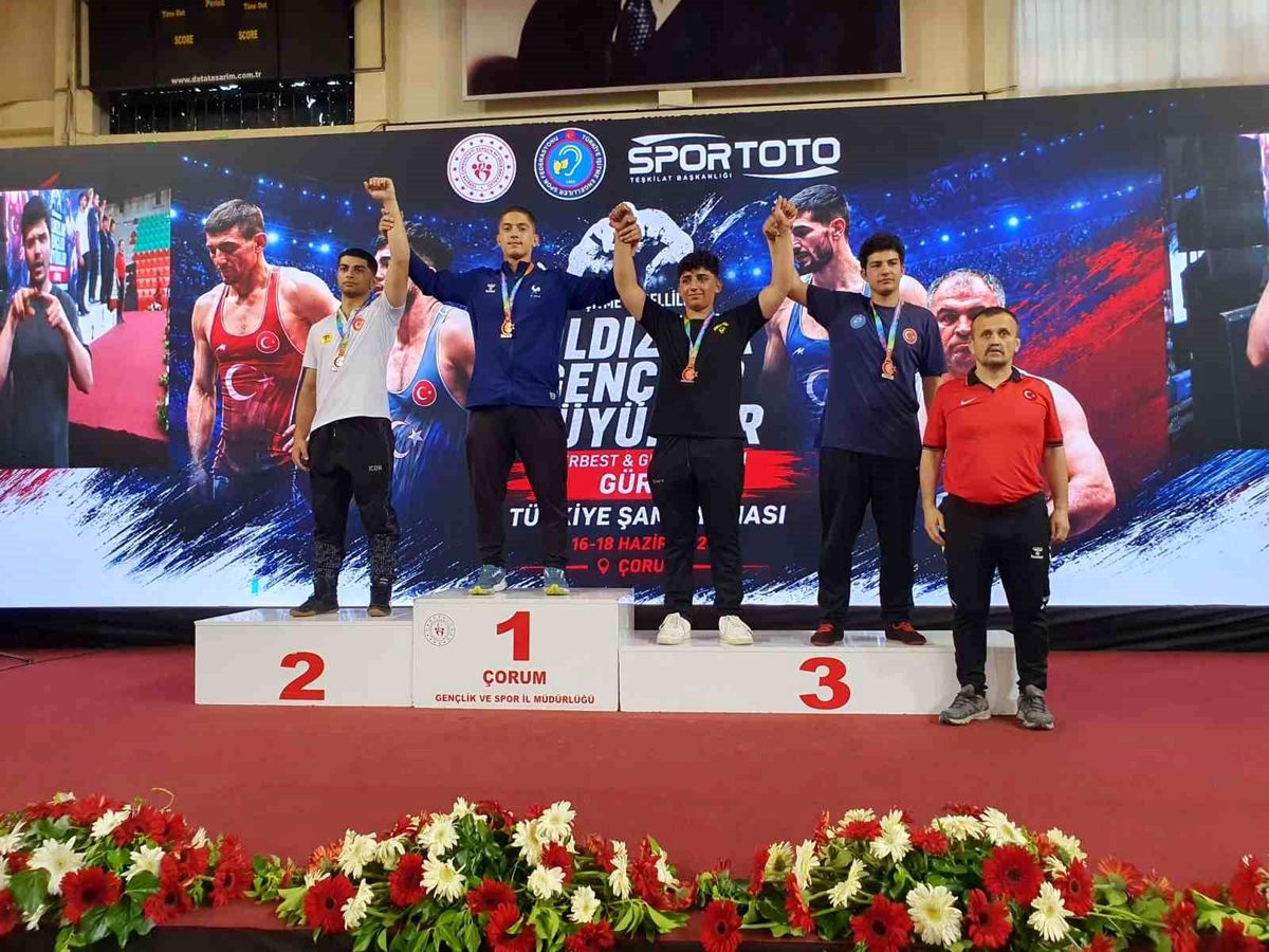 Denizlili güreşçi çifte şampiyonluk yaşadı