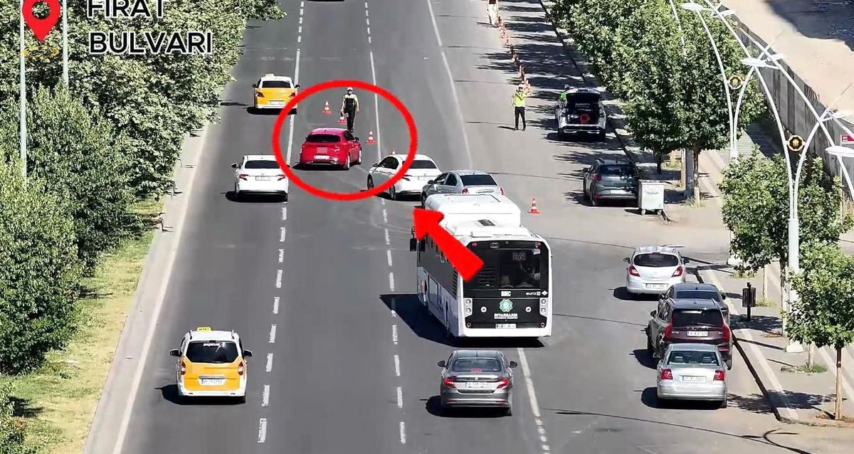 Diyarbakır'da trafik polisleri, yayalara yol vermeyen araç sürücülerine yönelik denetim yapıyor.