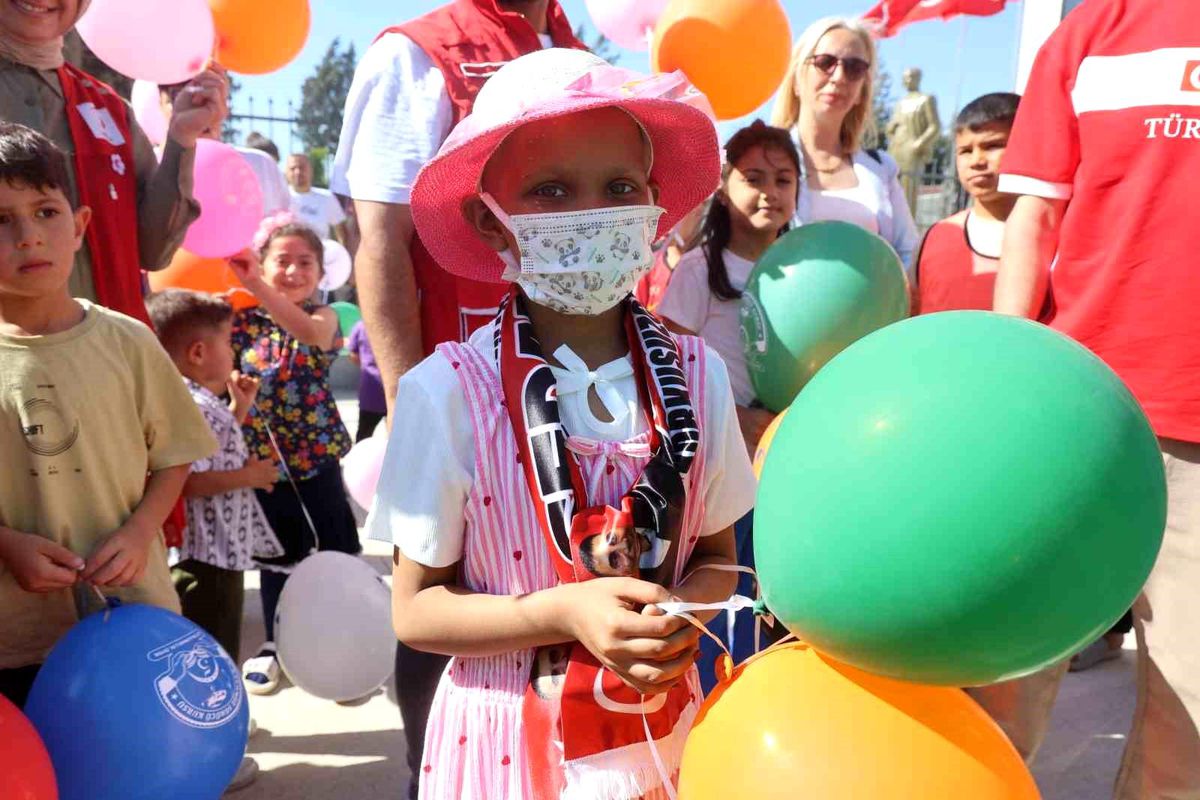 Doktorların yaşayamayacağını söylediği 8 yaşındaki Hülya'nın beyin tümörüne karşı geçirdiği başarılı ameliyat gökyüzüne bırakılan balonlarla kutlandı