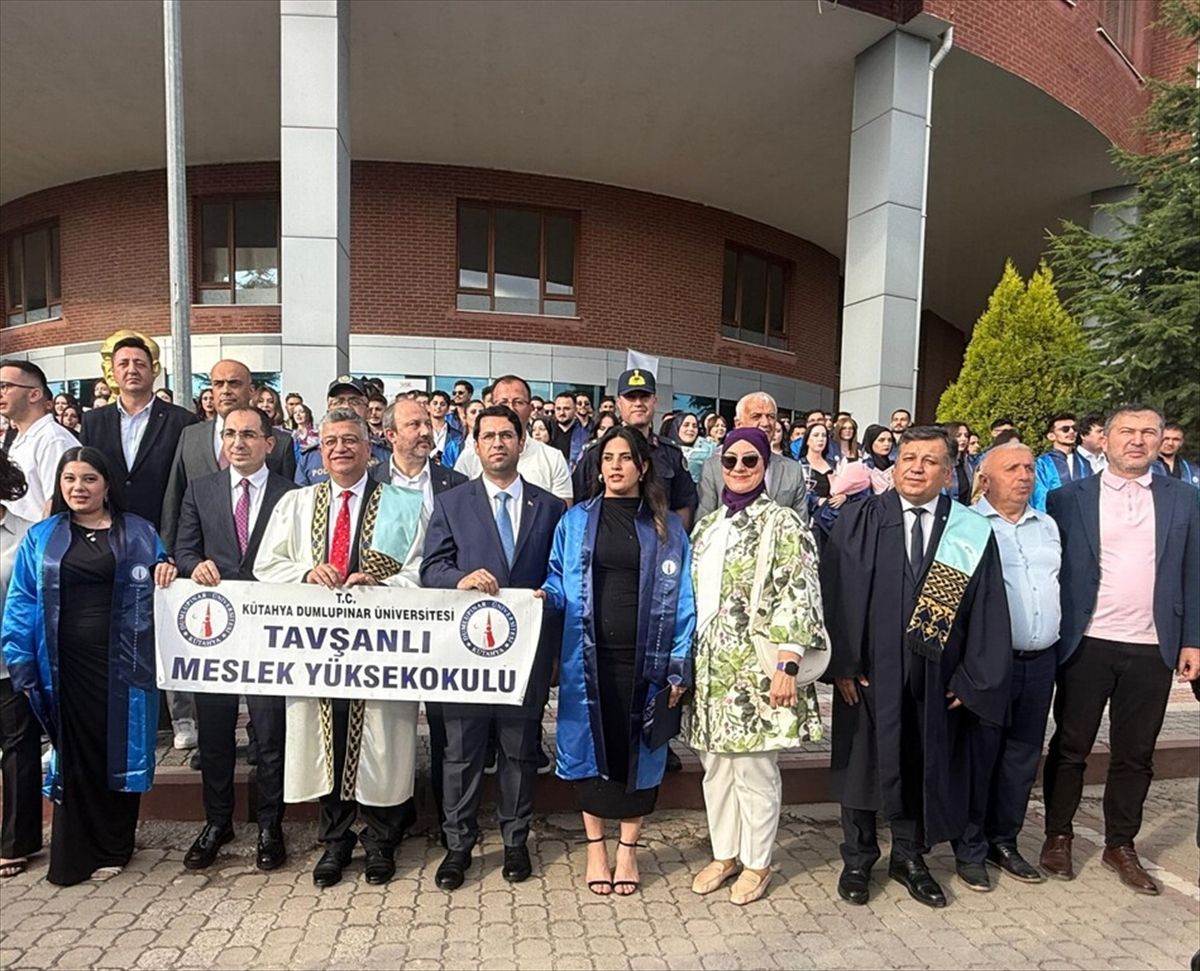 Kütahya DPÜ Tavşanlı MYO mezuniyet töreninde keplerini havaya fırlatan öğrenciler.
