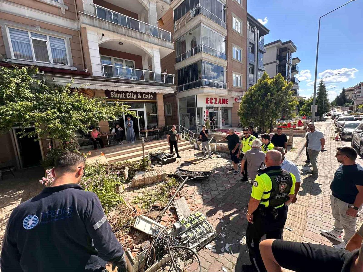 Edirne'de faciadan dönüldü: Freni boşalan kamyon iki araca ardından duvara çarptı