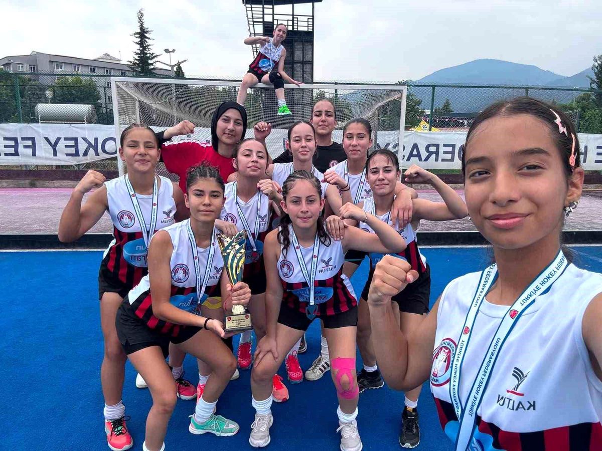 Muğla Ege Yıldızları U16 Kadın Hokey Takımı Türkiye ikincisi oldu