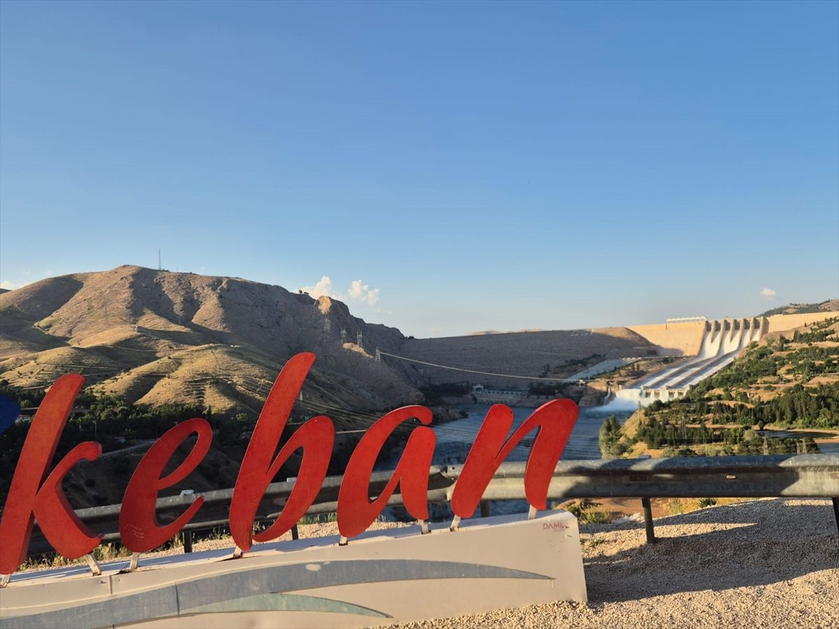 Elazığ'da Keban Barajı'nda su tahliyesinin ardından kapaklar kapatıldı