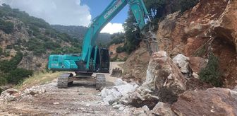 Elmalı'da taş düşen yolda çalışma yapıldı