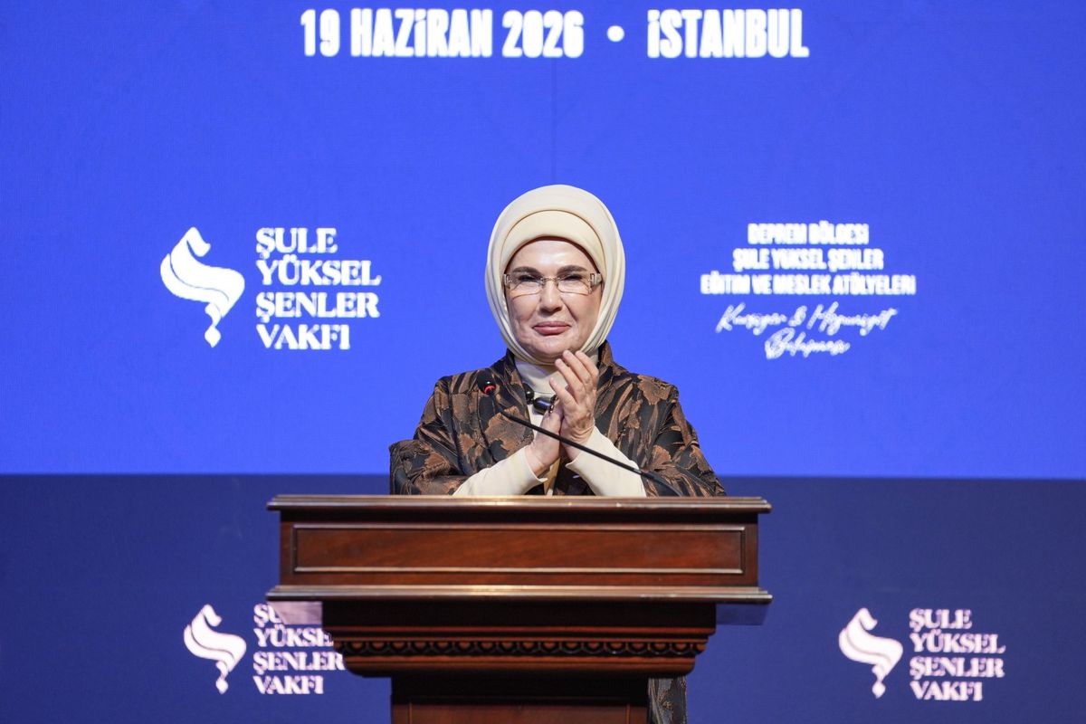 Emine Erdoğan deprem bölgesindeki kadınlarla bir arada