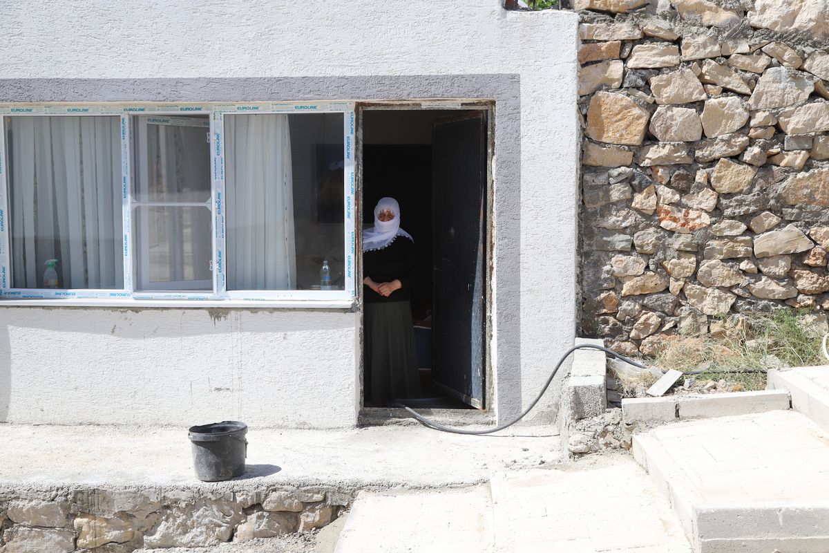 Diyarbakır'da engelli kızı için rampa isteyen kadına komşusunun saldırdığı olayla ilgili haber.