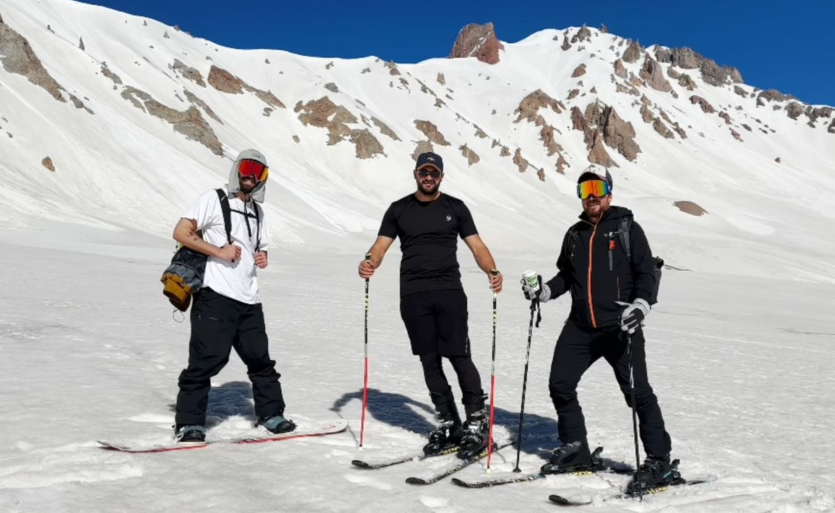 Erciyes Kayak Merkezi'nde haziran ayında kayak yapan dört arkadaş.