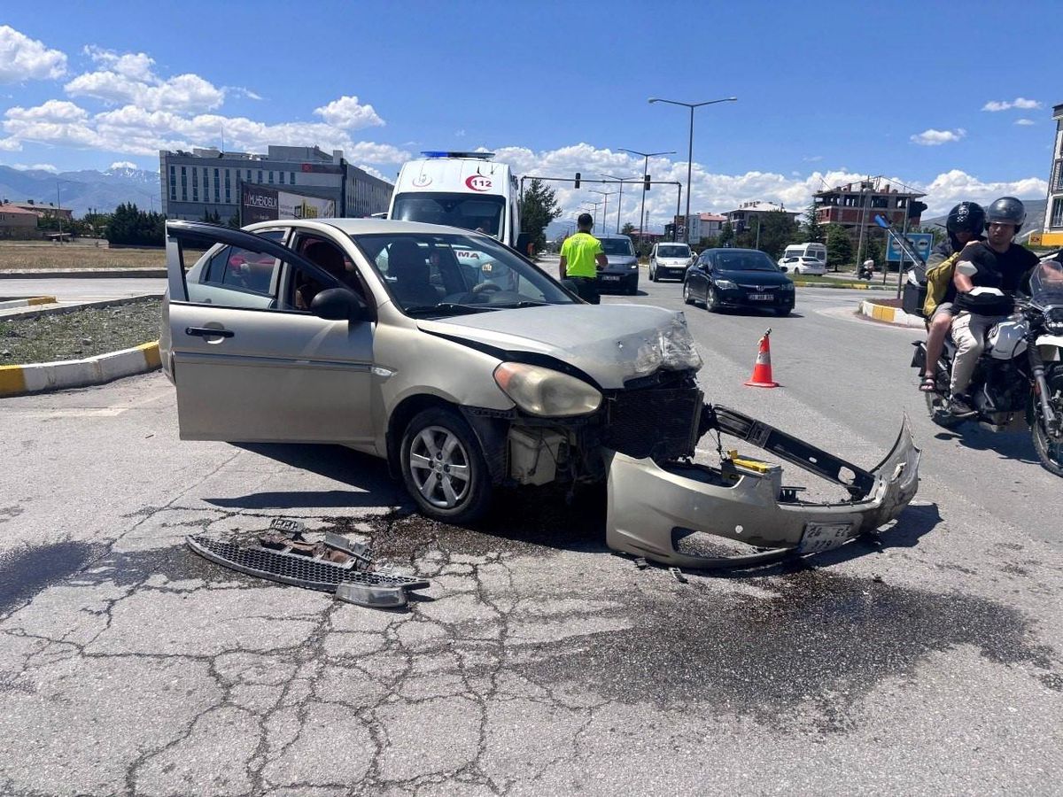 Erzincan'da iki otomobilin karıştığı trafik kazası sonrası araçların durumu.