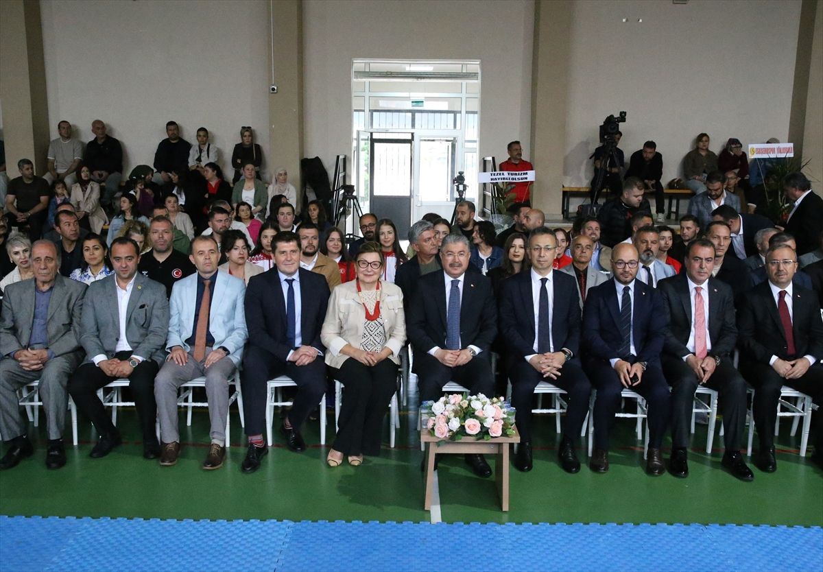 Eskişehir'de Fethi Heper Spor Ortaokulu törenle açıldı