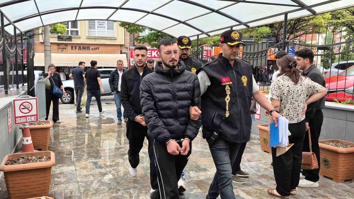 Eskişehir'de silahlı kavga olayının 2 şüphelisi adliyeye çıkarıldı