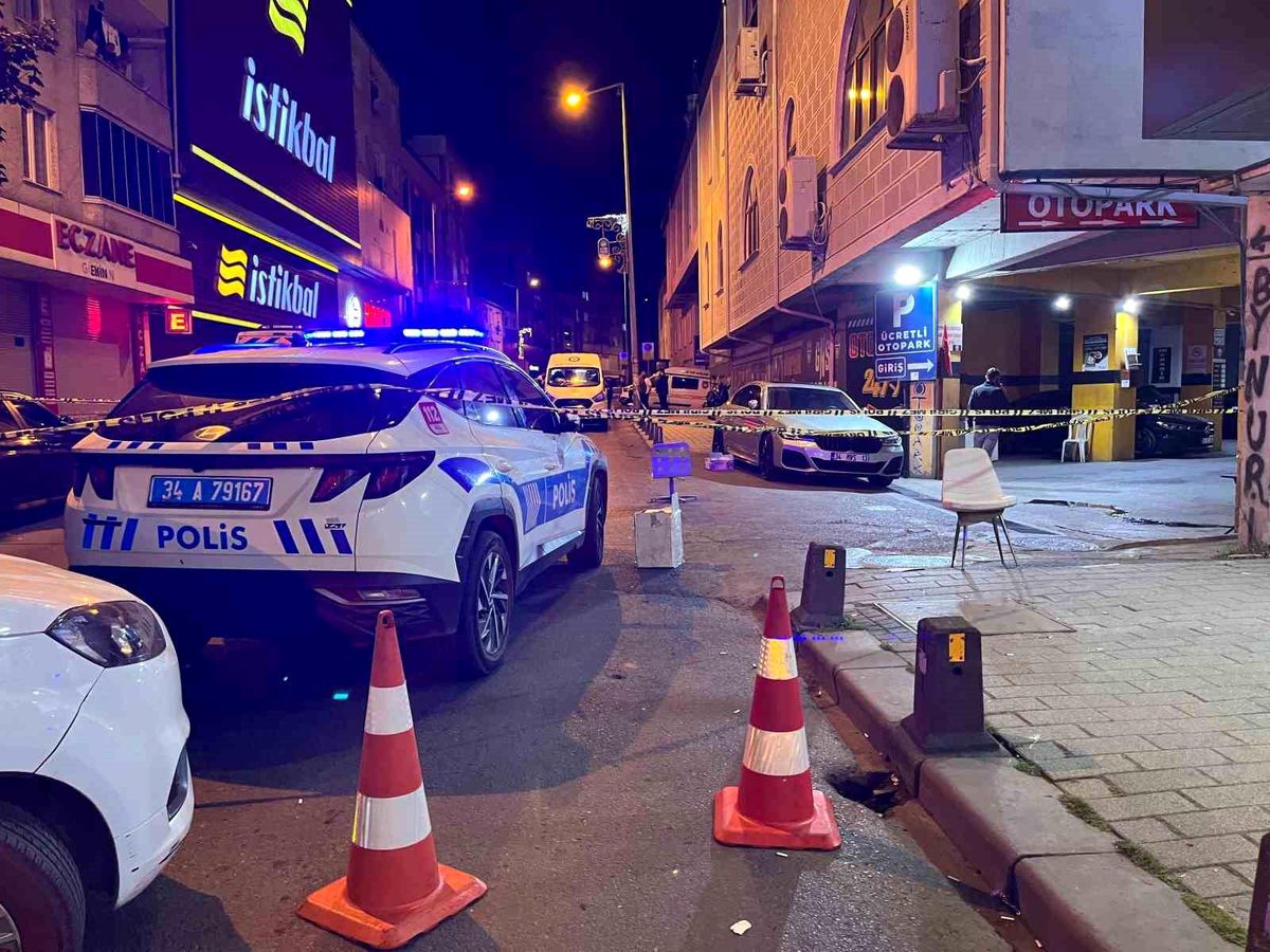 Eyüpsultan'da bir otoparka motosikletli şüpheliler tarafından ateş açılması sonucu bir kişinin yaralandığı olay yeri.