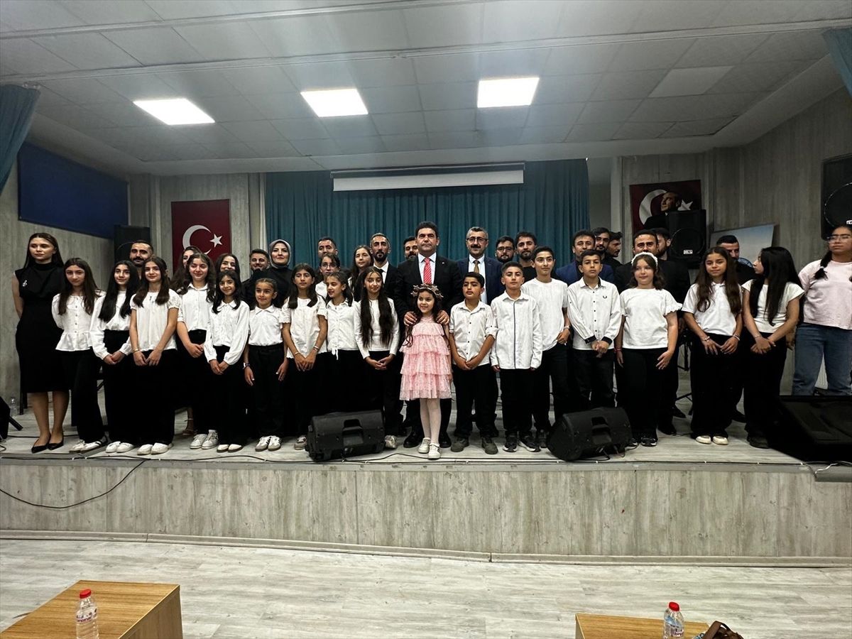 Hakkari'de çocuk korosundan müzik dinletisi