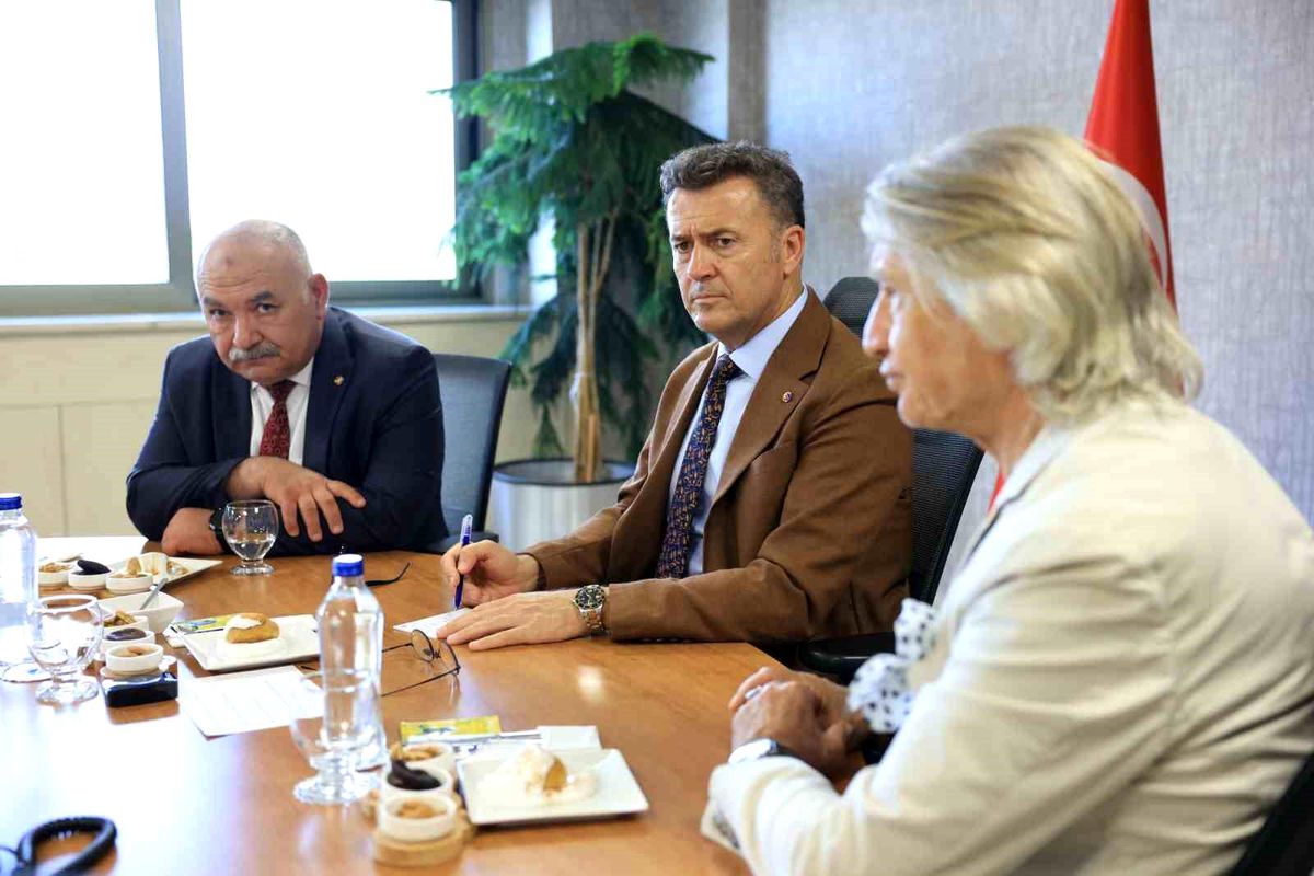 Halep ve Mersin Ticaret Odası heyetleri görüşürken