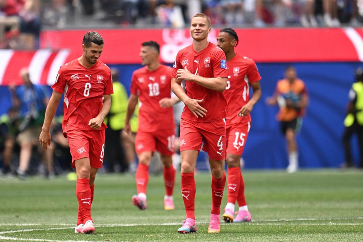 İsviçre ve Bosna Hersek milli futbol takımları oyuncuları maç sırasında mücadele ederken