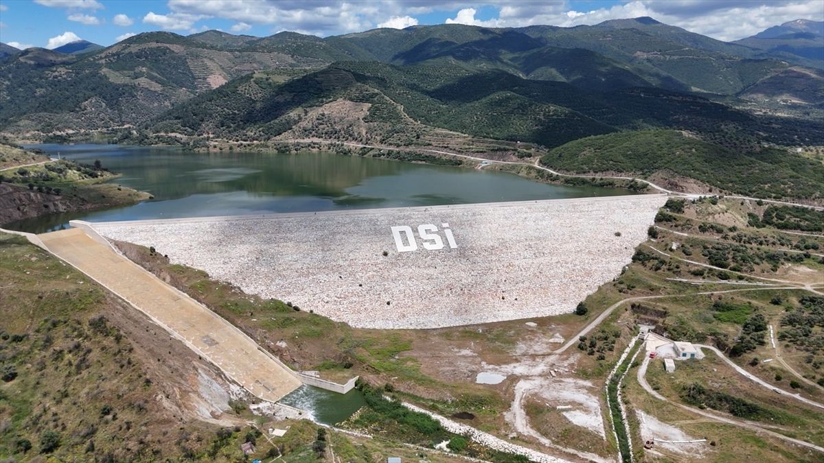 İzmir'de tam doluluğa ulaşan Rahmanlar Barajı'nda su tahliyesi yapılıyor