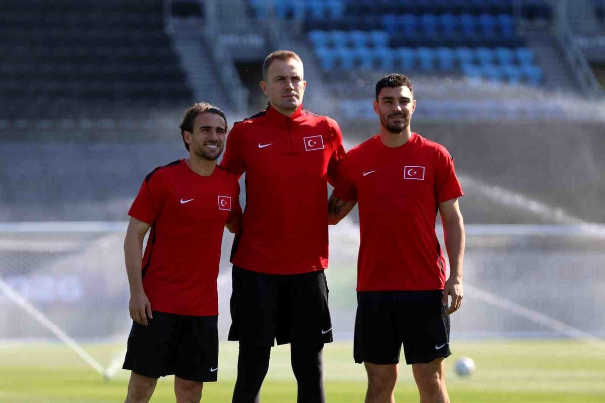 Kaan Ayhan, A Milli Futbol Takımı formasıyla açıklama yapıyor.
