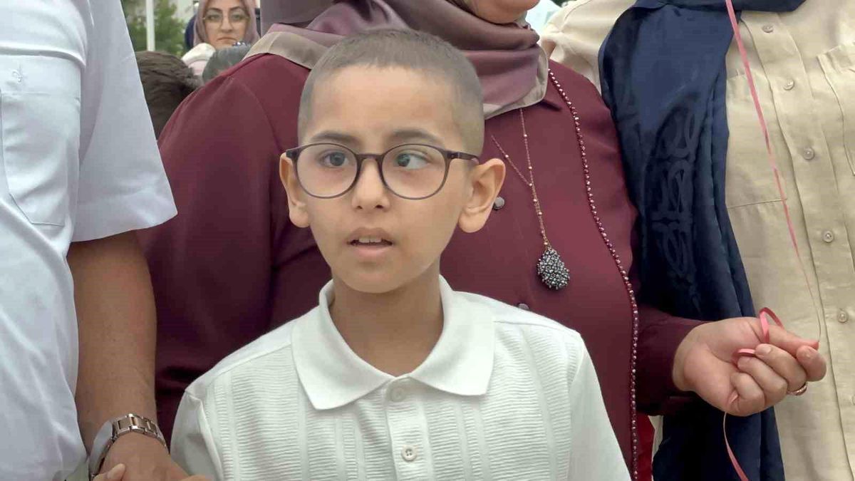 Kanseri yenen 8 yaşındaki Nuh için yüzlerce balon gökyüzüne bırakıldı