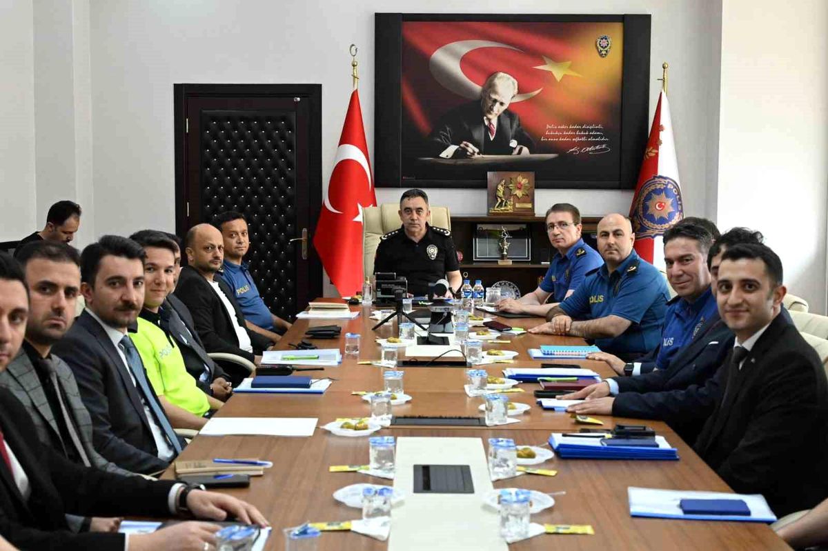 Kars Emniyet Müdürlüğü'nde Güvenlik ve Koordinasyon Toplantısı