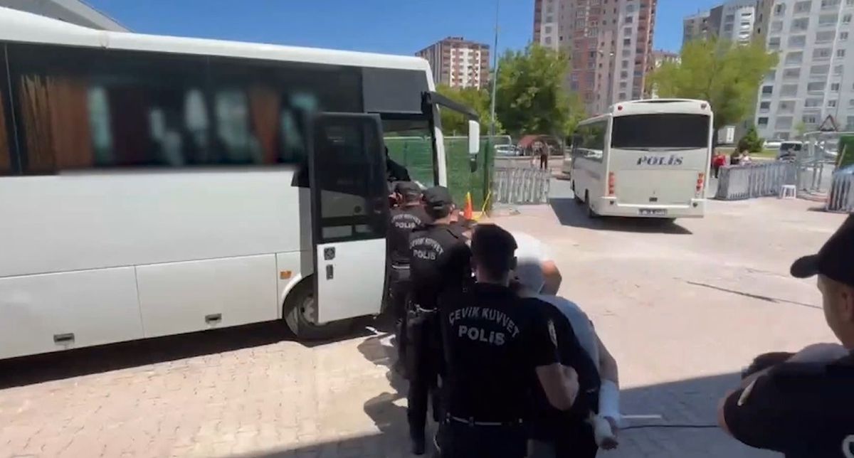 Kayseri merkezli uyuşturucu operasyonunda adliyeye sevk edilen şüpheliler.