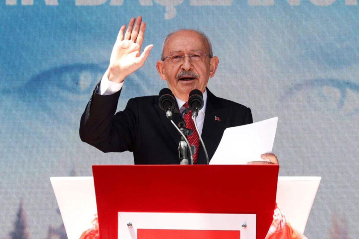 Kemal Kılıçdaroğlu, CHP Genel Merkezi'nde konuşma yaparken çekilmiş bir fotoğraf.