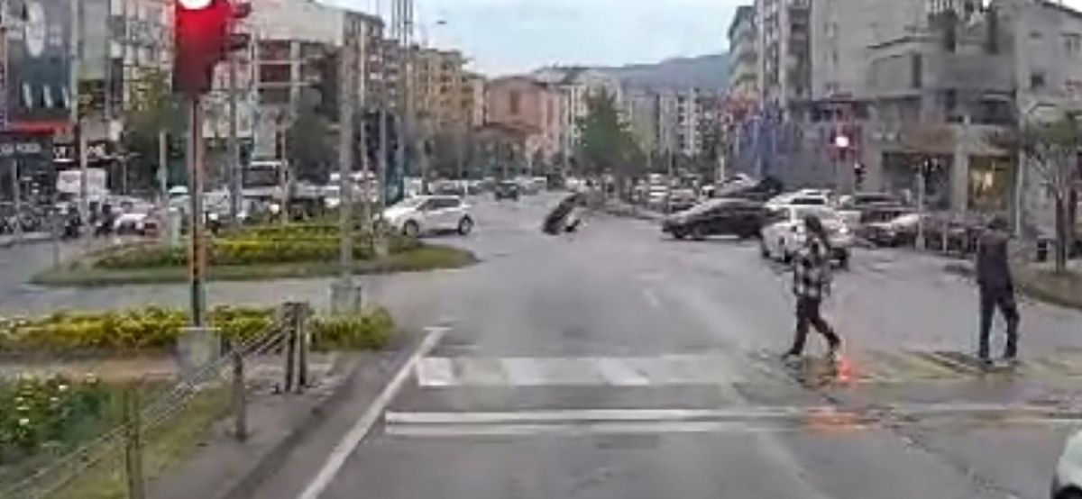 Ereğli'de Kırmızı Işık İhlali: Motosiklet Otomobile Çarptı, 2 Yaralı