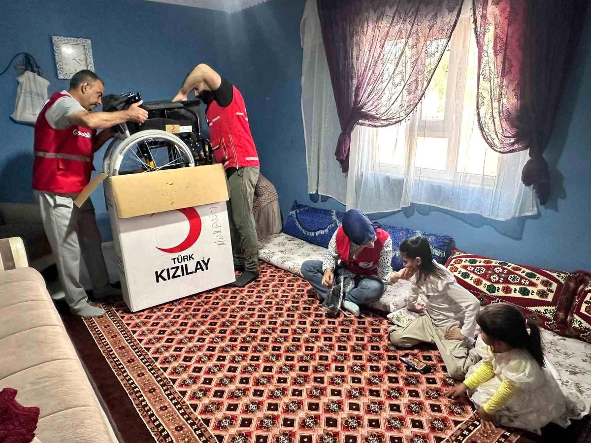 Kızılay Muradiye Şubesi tarafından ihtiyaç sahiplerine teslim edilen tekerlekli sandalyeler.