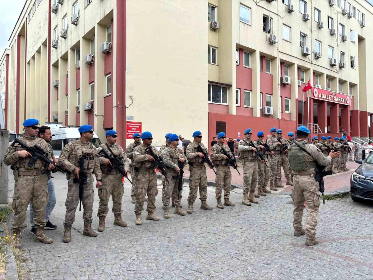 Kocaeli'de rüşvet ve tefecilik operasyonunda gözaltına alınan şüpheliler adliyede