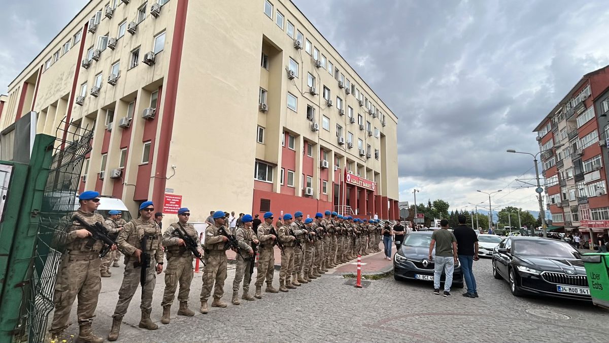 Kocaeli'de tefecilik operasyonu kapsamında polis ekipleri zanlıları gözaltına alıyor.
