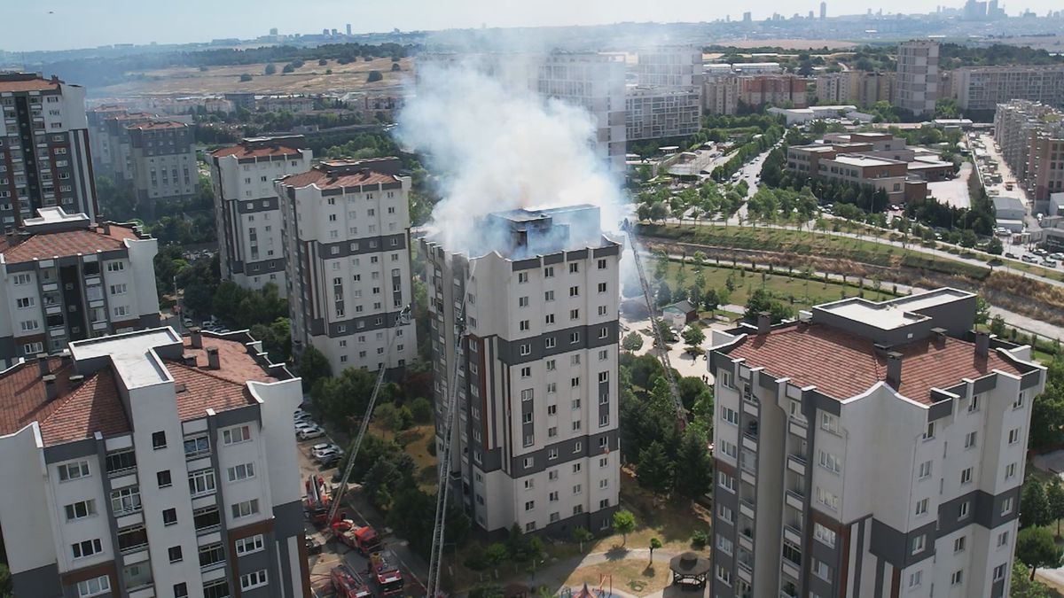 Küçükçekmece'de binada yangın
