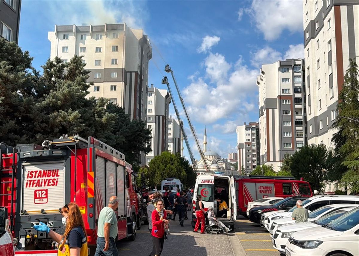 Küçükçekmece'de sitedeki binanın çatısında çıkan yangın nedeniyle 10 kişi hastaneye kaldırıldı
