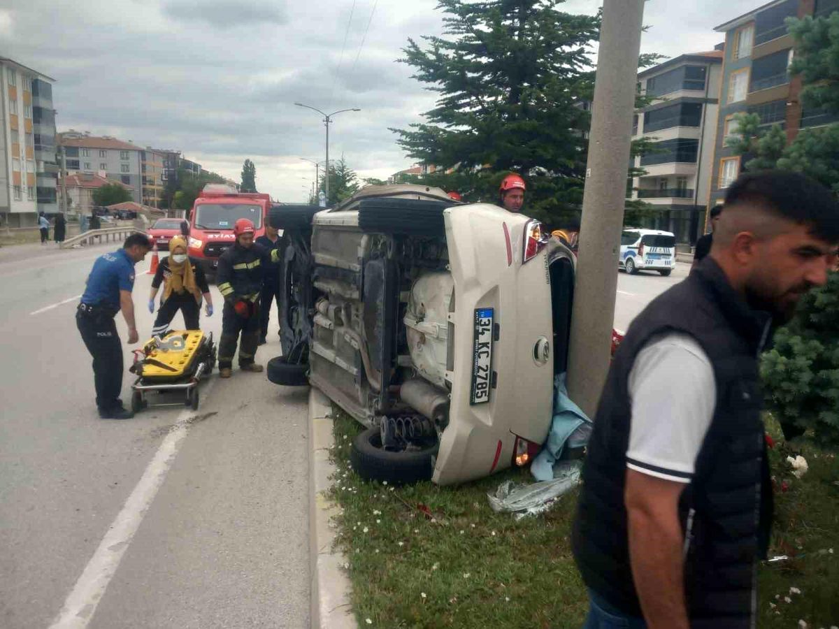 Kulu'da otomobil refüje çıkarak yan yattı: 1 yaralı