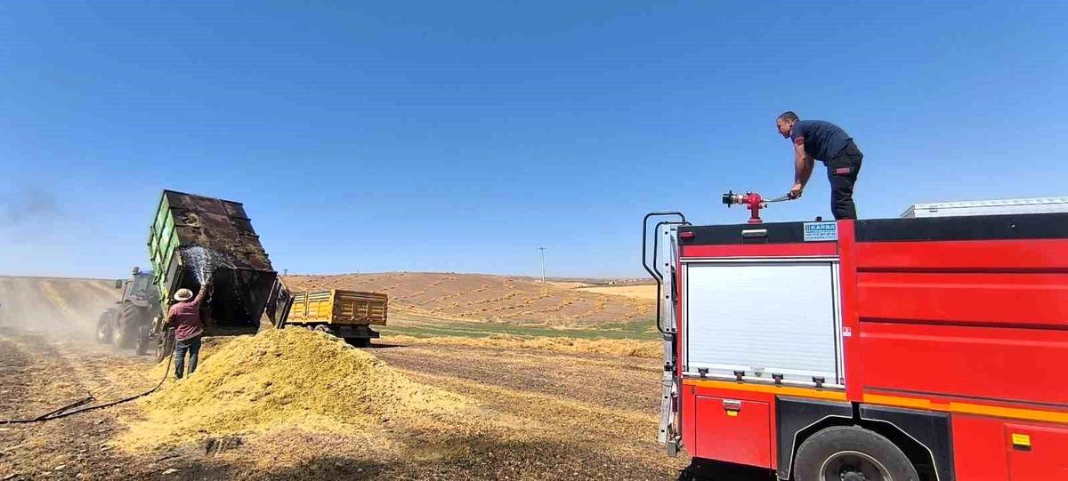 Siirt'in Kurtalan ilçesinde mercimek hasadı sırasında saman yüklü römorkun yandığı an.