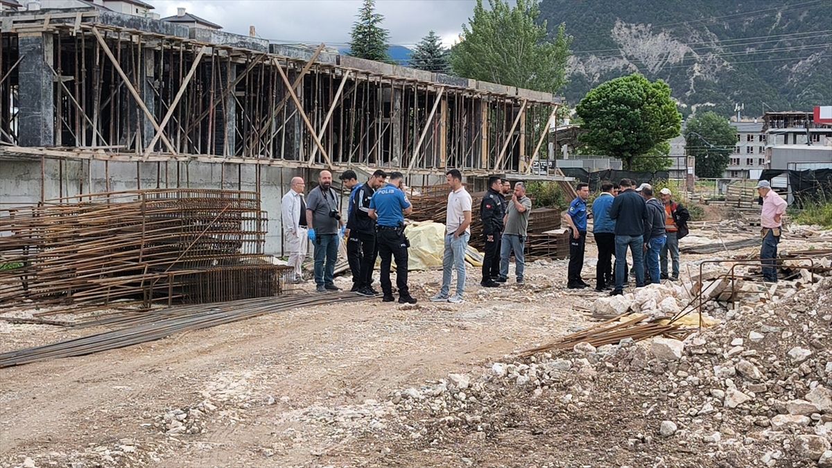 Kütahya'da inşaat iskelesinin çökmesi sonucu 4 işçi yaralandı