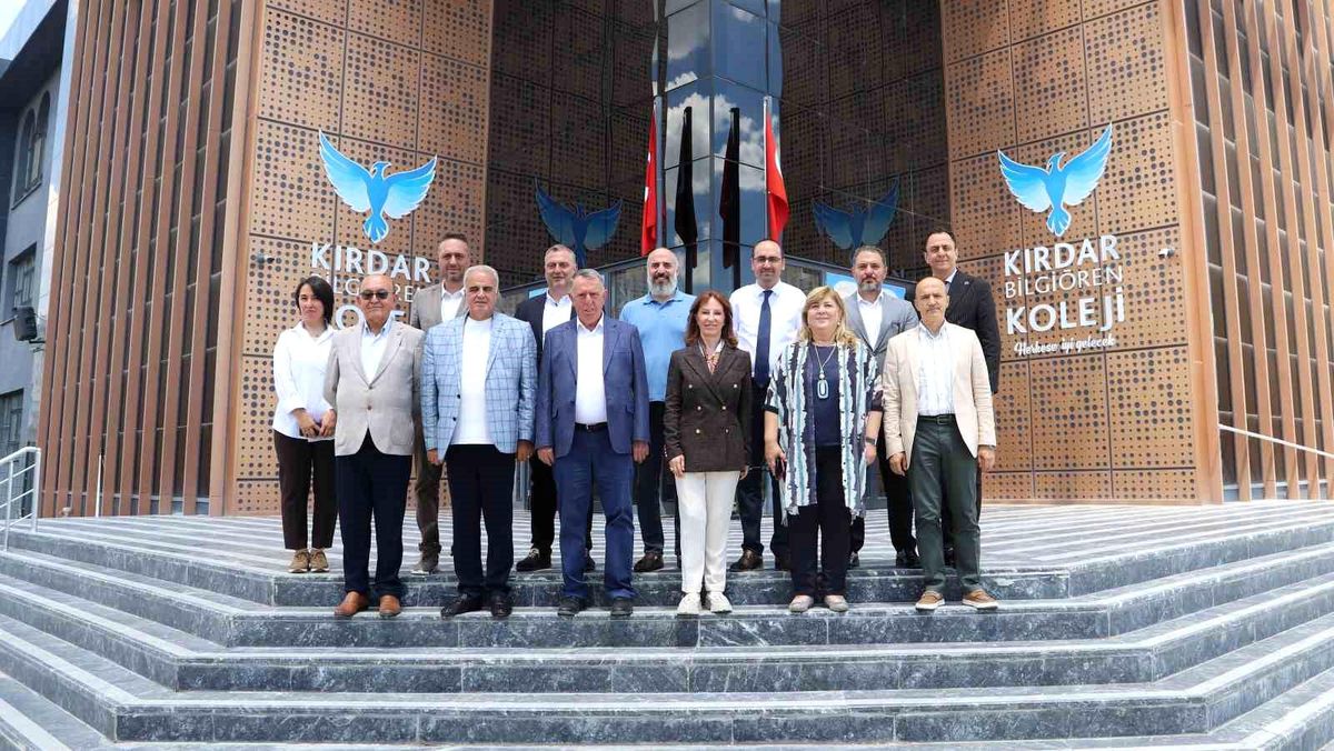 Kütahya Ticaret ve Sanayi Odası yönetimi, Kütahya'daki eğitim kurumlarını ve sektör temsilcilerini ziyaret ediyor.