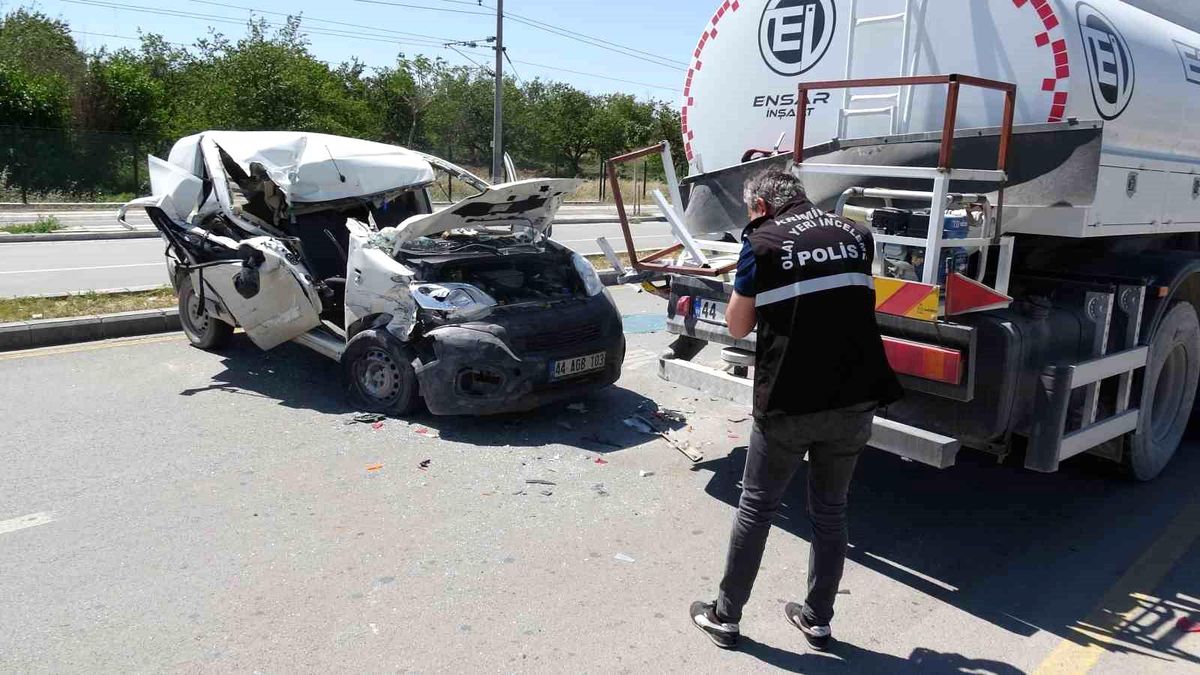 Malatya'da su tankerine arkadan çarpan hafif ticari aracın hurdaya dönmüş hali.
