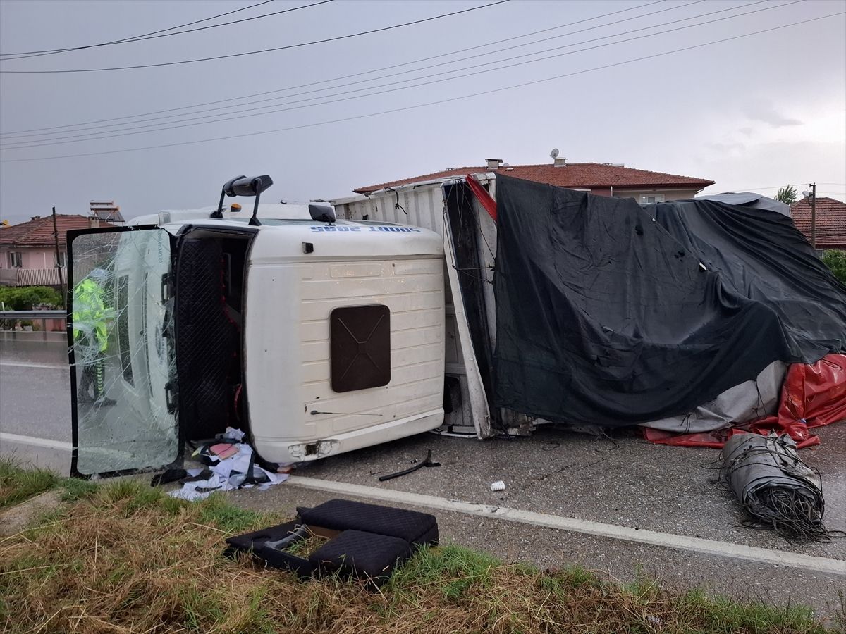 Manisa'da 3 aracın karıştığı kazada 2 kişi öldü, 4 kişi yaralandı
