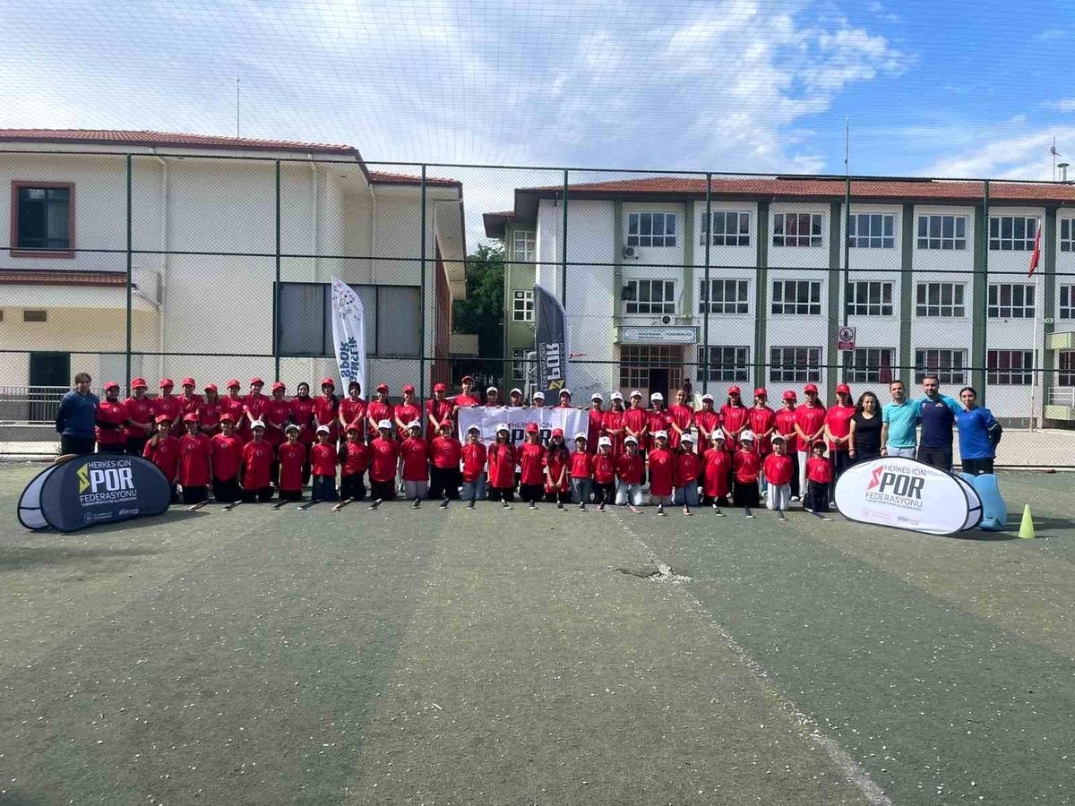 Manisa'da Gençlik ve Spor Festivali kapsamında düzenlenen hokey etkinliğinden bir görüntü.