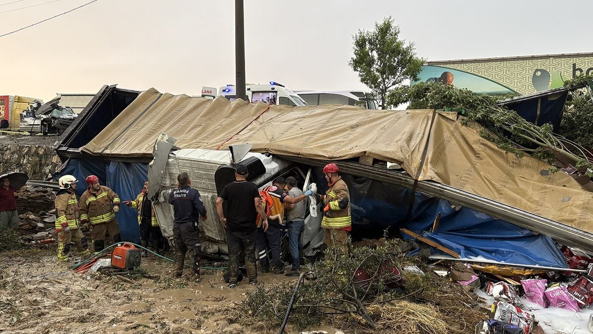 Manisa Kula'da meydana gelen zincirleme trafik kazasına ait bir görüntü.