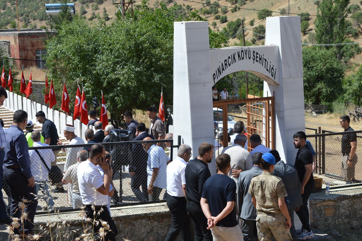 Mardin'in Ömerli ilçesine bağlı Pınarcık Mahallesi'nde PKK saldırısında hayatını kaybedenler için düzenlenen anma töreninden bir görüntü.
