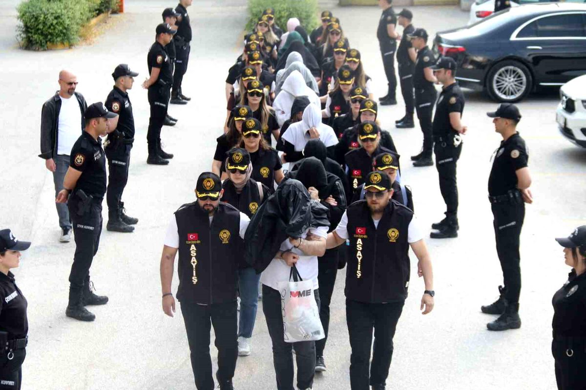 Masaj salonlarında fuhuş yaptırılan 26 kadın kurtarıldı, 7 kişi tutuklandı