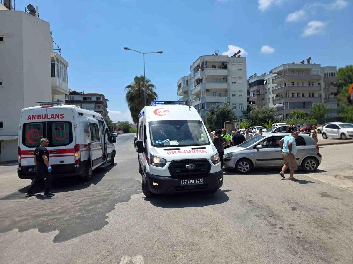 Motosiklet ile otomobil çarpıştı: 2 yaralı