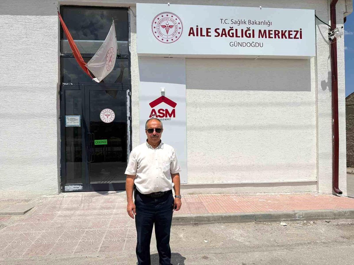 Eskişehir Gündoğdu Mahallesi Muhtarı Adem Karaman, mahalle sakinlerine yeni sağlık ocağına kayıt yaptırma çağrısı yaparken