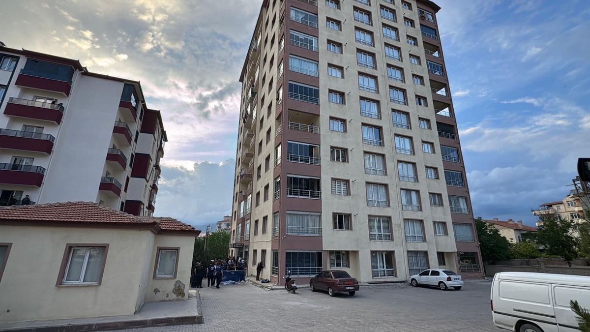 Niğde'de apartmanın 10'ncu katından düşen genç hayatını kaybetti