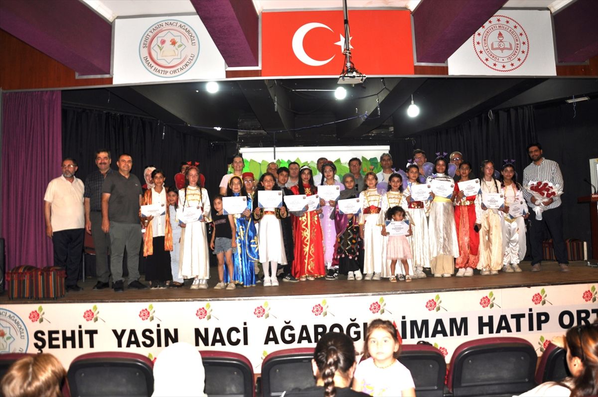 Ödemiş'te Şehit Yasin Naci Ağaroğlu İmam Hatip Ortaokulu öğrencilerinin 'Bir Yaz Gecesi Rüyası' oyunundan bir sahne.