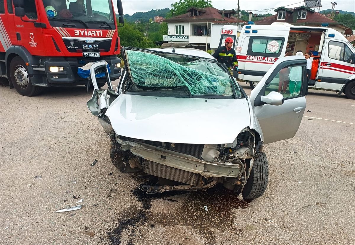 Ordu'da iki otomobilin çarpıştığı kazada 5 kişi yaralandı